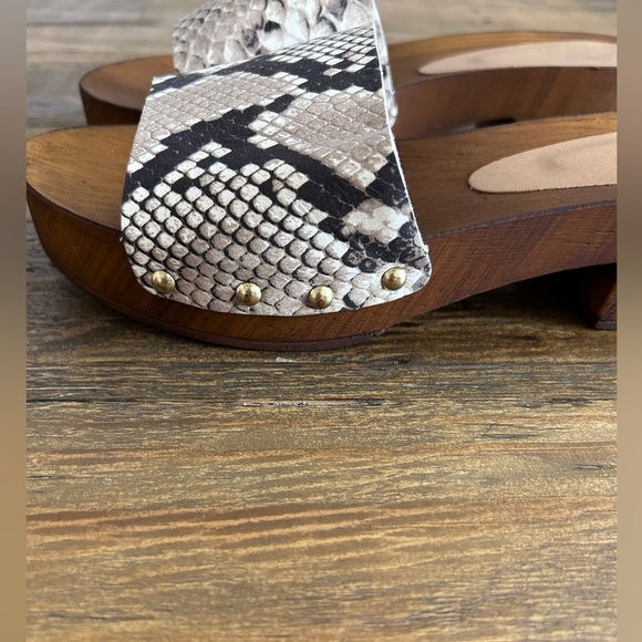 VINCE CAMUTO Wood platform neutral snakeskin slide sandals with gold-tone studs - Picture 7 of 12